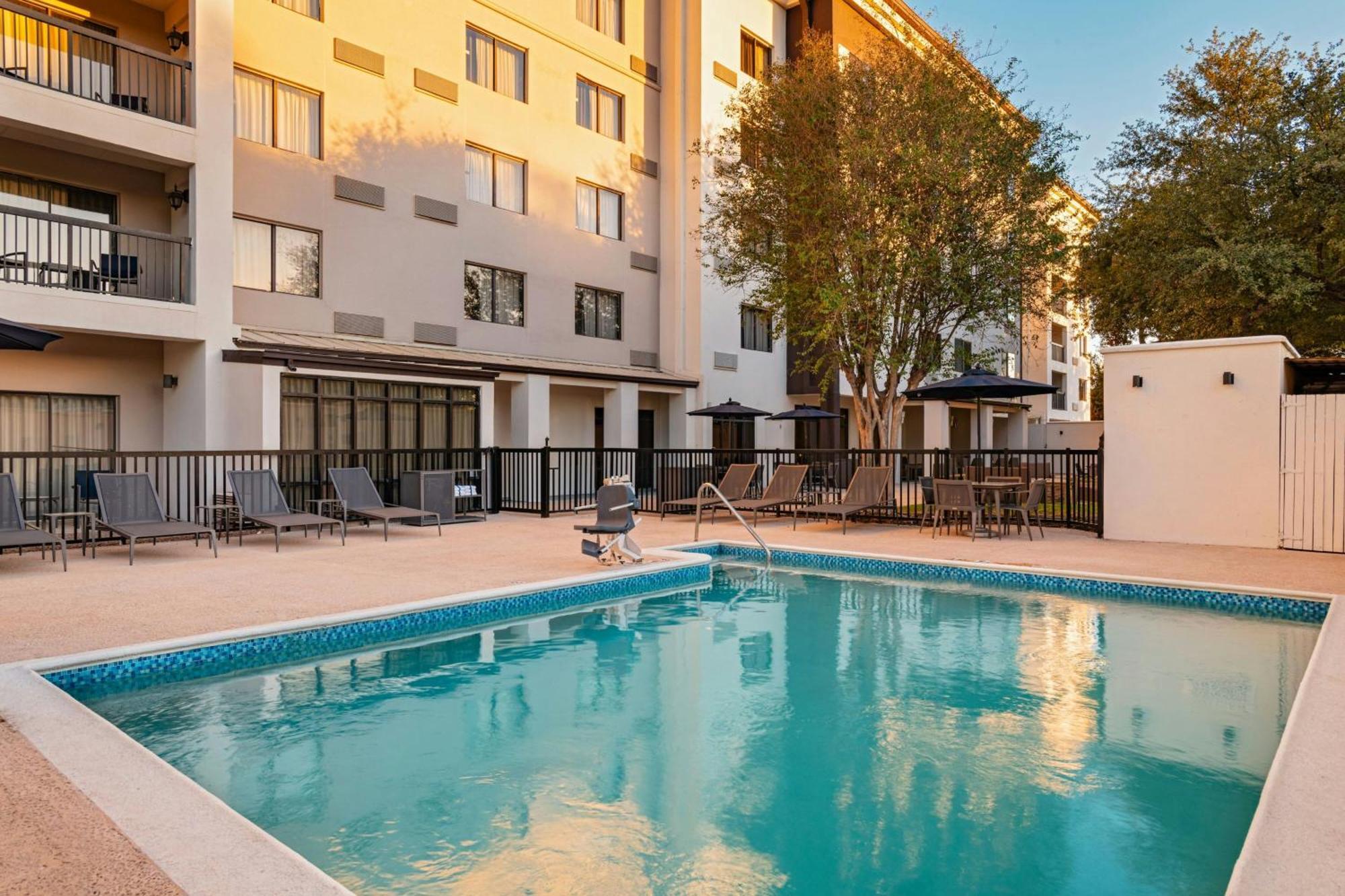 Courtyard Laredo Hotel Exterior photo