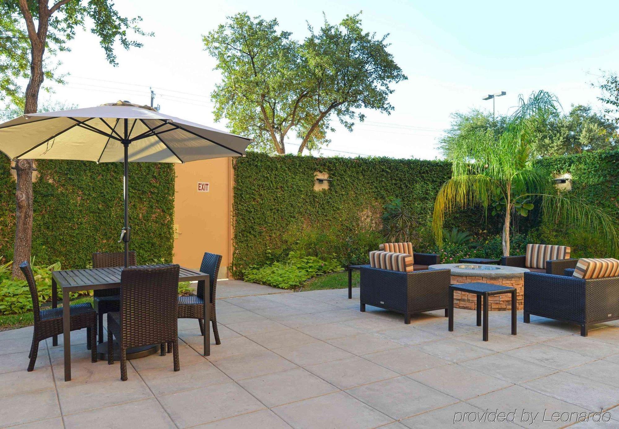Courtyard Laredo Hotel Exterior photo